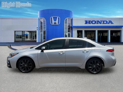 Used 2025 Toyota Corolla SE FWD image 3