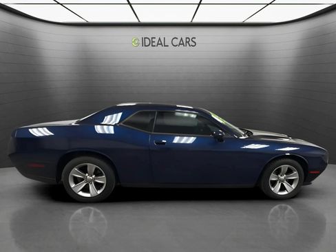 Used 2015 Dodge Challenger SXT RWD image 4