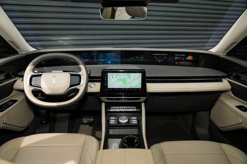Used 2025 Lincoln Nautilus Premier AWD/4WD image 27