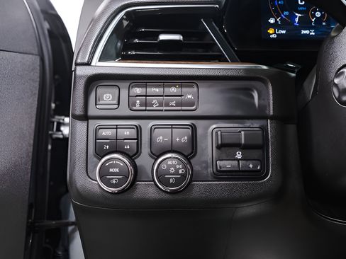 Used 2025 Chevrolet Tahoe High Country AWD/4WD image 19
