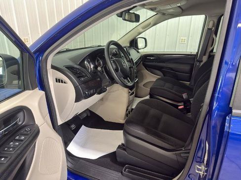 Used 2019 Dodge Grand Caravan SE w/ UConnect Hands-Free Group FWD image 2