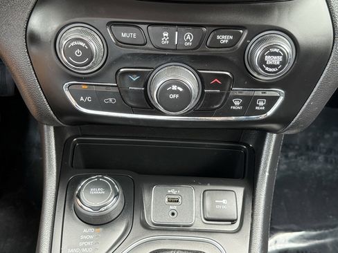 Used 2019 Jeep Cherokee Latitude Plus w/ Cold Weather Group image 25