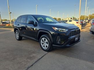 Used 2023 Toyota RAV4 LE video 3