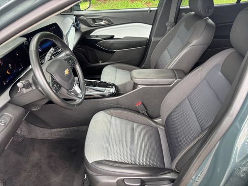 Used 2025 Chevrolet Trax LT w/ LT Convenience Package FWD image 25