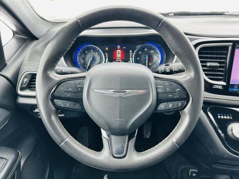 Used 2023 Chrysler Pacifica Touring-L w/ S Appearance Package image 16