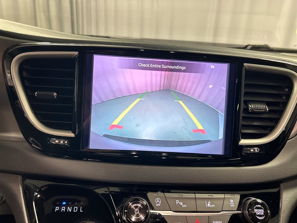 Used 2026 Chrysler Pacifica Select FWD image 18