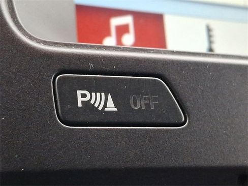 Used 2017 Ford Explorer XLT w/ Equipment Group 202A image 24