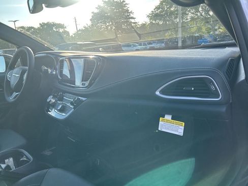 New 2026 Chrysler Pacifica Select image 24