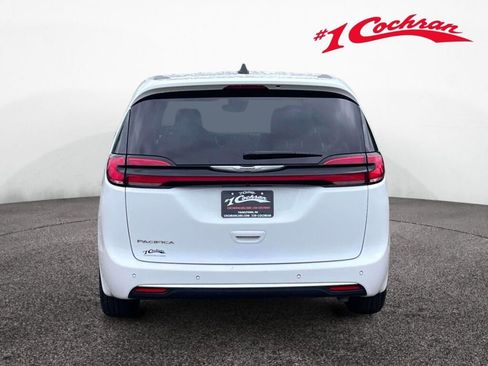 Used 2024 Chrysler Pacifica Touring-L FWD image 8