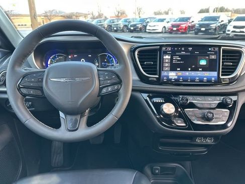 Certified 2024 Chrysler Pacifica Select image 8