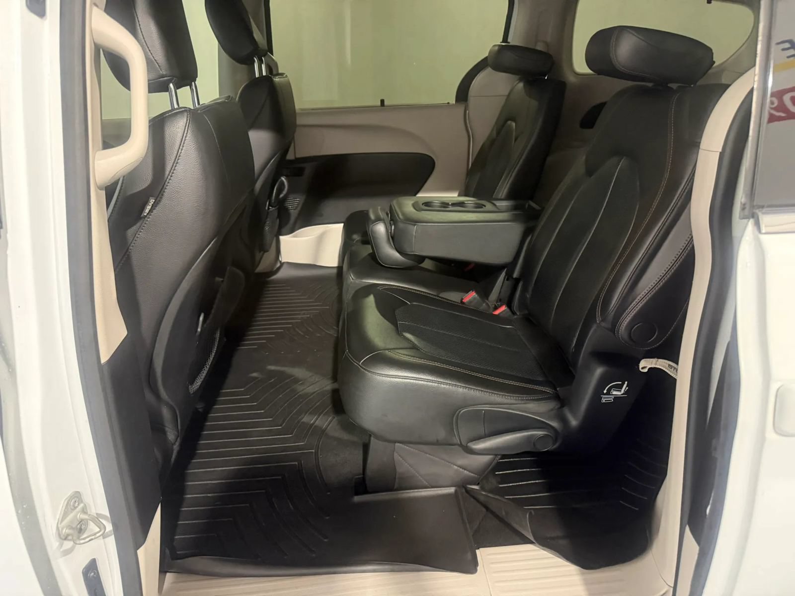 Used 2018 Chrysler Pacifica Touring-L FWD image 30