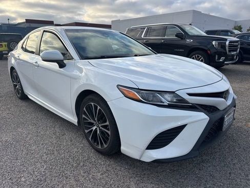 Used 2018 Toyota Camry SE image 3