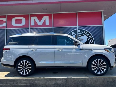 Used 2023 Lincoln Navigator Reserve AWD/4WD image 4