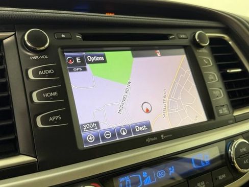 Used 2014 Toyota Highlander XLE FWD image 18