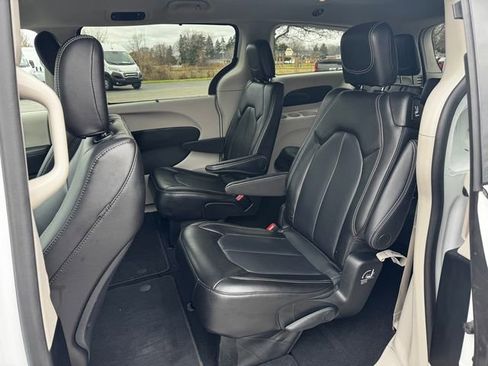 Used 2023 Chrysler Pacifica Touring-L image 20