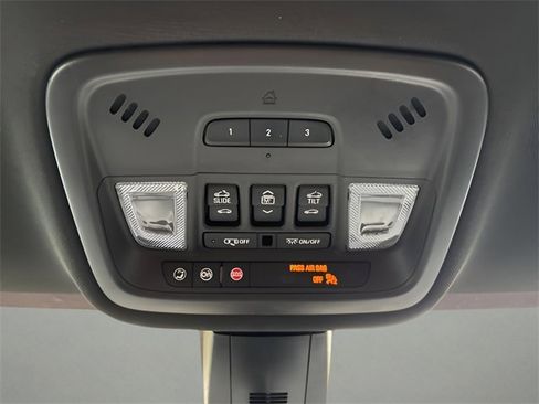 Used 2023 Chevrolet Traverse RS image 13