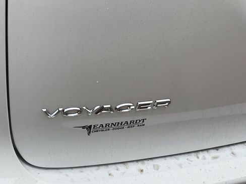 Used 2025 Chrysler Voyager LX image 11