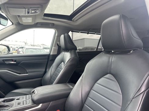 Used 2022 Toyota Highlander XLE image 9