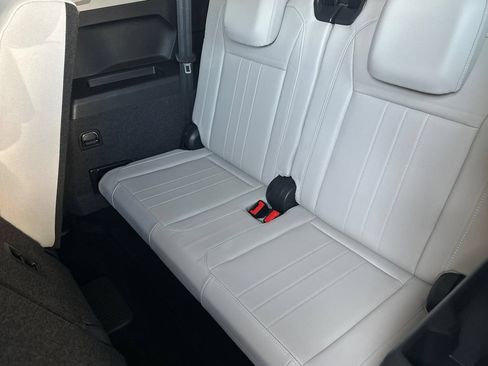 Used 2023 Volkswagen Tiguan SE w/ Panoramic Sunroof Package FWD image 15