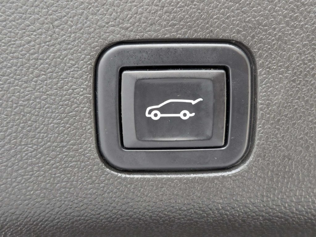 Used 2022 Cadillac Escalade Luxury w/ LPO, Floor Liner Package AWD/4WD image 13