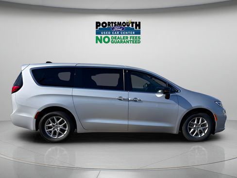 Used 2024 Chrysler Pacifica Touring-L FWD image 6