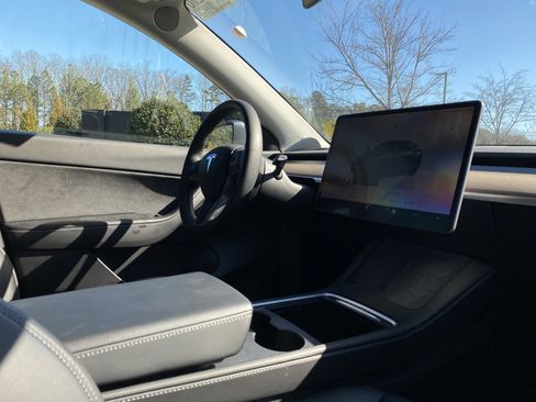 Used 2022 Tesla Model Y Long Range image 6