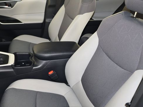 Used 2025 Toyota RAV4 XLE image 40