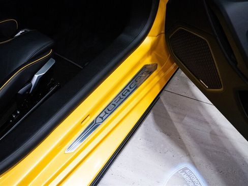 Used 2021 Lamborghini Huracan EVO RWD image 16