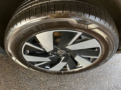 Used 2025 Volkswagen Atlas Cross Sport SE image 31