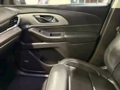 Used 2021 Chevrolet Traverse LT w/ LT Premium Package image 23