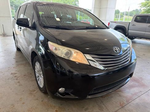 Used 2014 Toyota Sienna XLE w/ XLE Premium Package FWD image 4