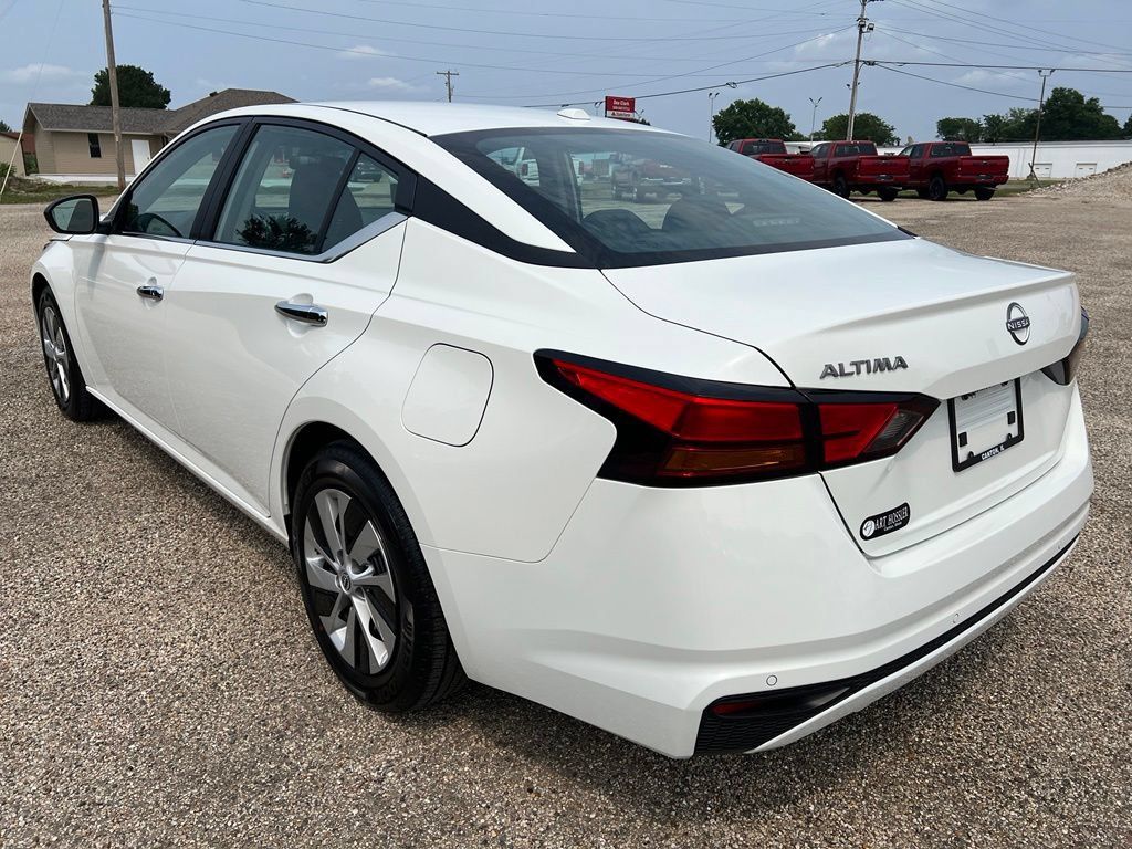 Used 2025 Nissan Altima 2.5 S FWD image 3