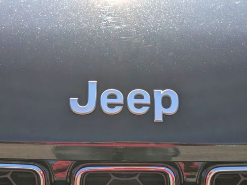 New 2025 Jeep Grand Cherokee Overland w/ Luxury Tech Group IV AWD/4WD image 46