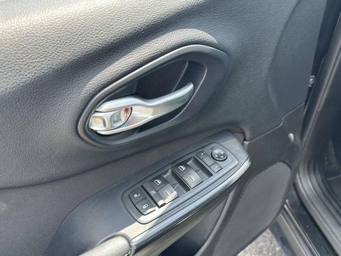 Used 2016 Jeep Cherokee Latitude FWD image 17