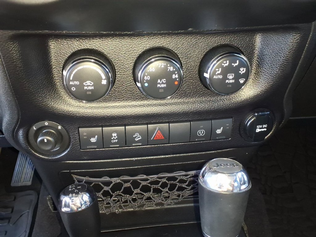 Used 2014 Jeep Wrangler Unlimited Sahara w/ Dual Top Group AWD/4WD image 8