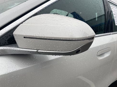 Used 2025 BMW 530i xDrive w/ Premium Package image 10