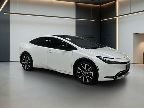 Used 2024 Toyota Prius Prime FWD image 7