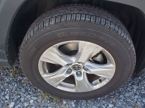 Used 2021 Toyota RAV4 XLE w/ Convenience Package AWD/4WD image 3