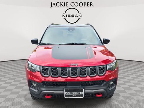 Used 2025 Jeep Compass Trailhawk AWD/4WD image 2