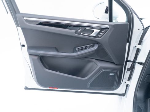 Certified 2026 Porsche Macan AWD/4WD image 21