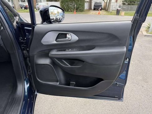 Used 2025 Chrysler Pacifica Limited FWD image 14