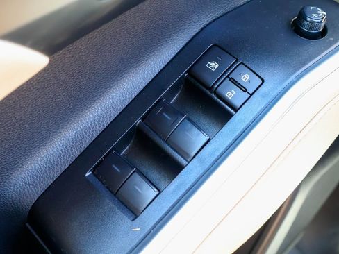 Used 2025 Toyota Highlander XLE FWD image 21