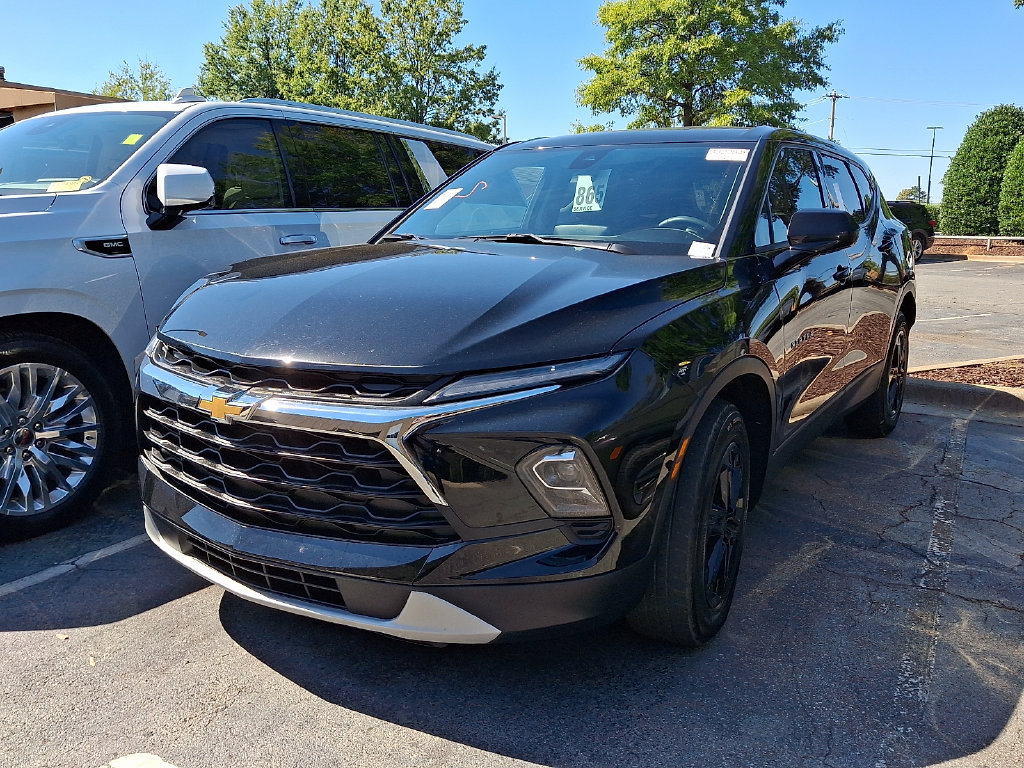 Used 2025 Chevrolet Blazer LT FWD image 1