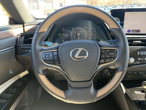 Certified 2025 Lexus ES 300h w/ Luxury Package image 18