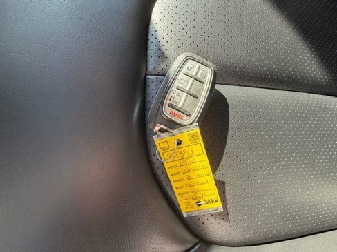 Used 2023 Chrysler Pacifica Touring-L image 27