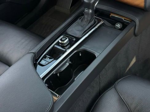 Used 2022 Volvo XC90 T6 Momentum w/ Climate Package image 30