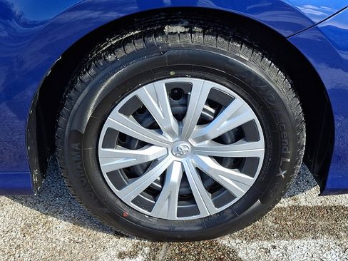 Used 2018 Toyota Camry LE image 8