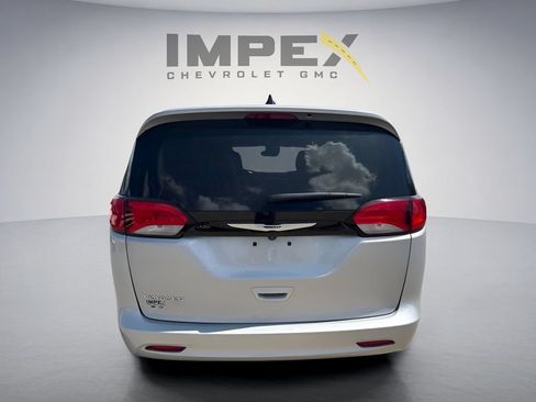 Used 2023 Chrysler Voyager LX FWD image 4