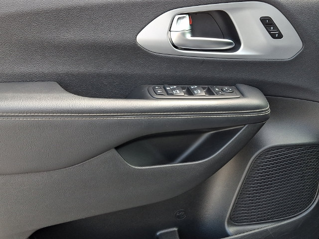 Used 2025 Chrysler Pacifica Limited FWD image 14