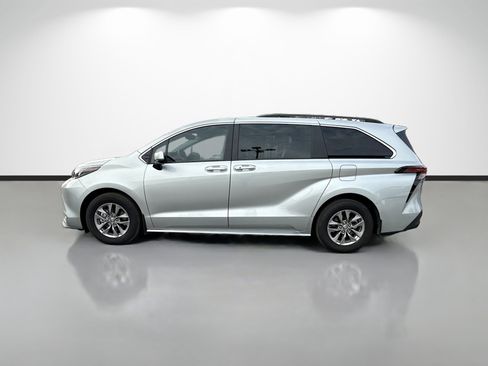 Used 2025 Toyota Sienna XLE FWD image 6
